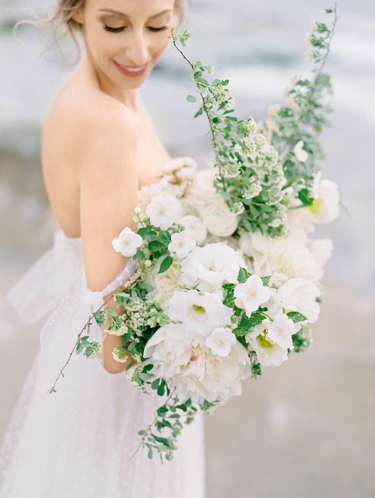 Darlington House in La Jolla wedding bride holding bouquet photo
