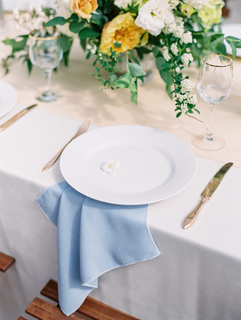 Darlington House in La Jolla wedding reception table blue napkins and yellow flowers photo